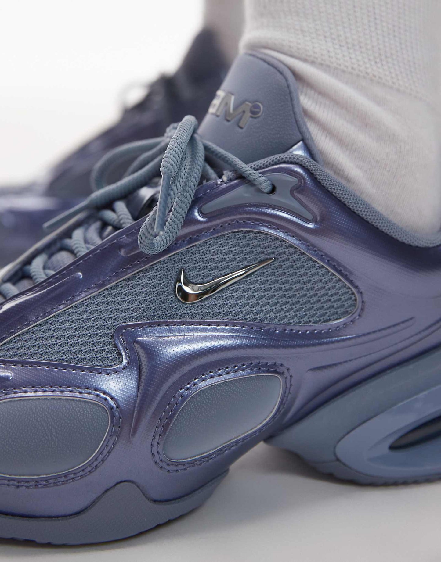 Nike Air Max Muse sneakers in gray & metallic silver - ảnh 4