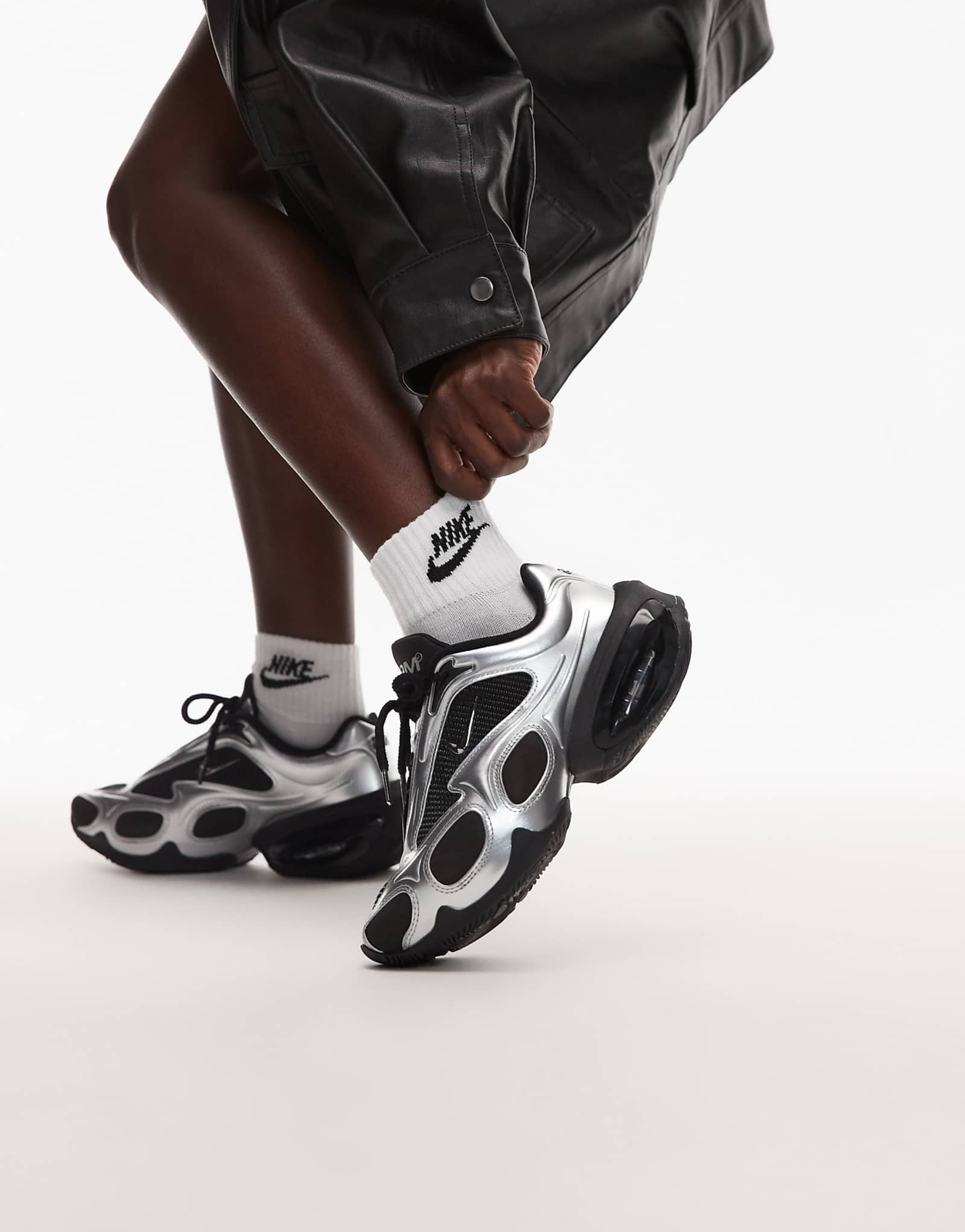 Nike Air Max Muse sneakers in black and metallic silver - ảnh 1