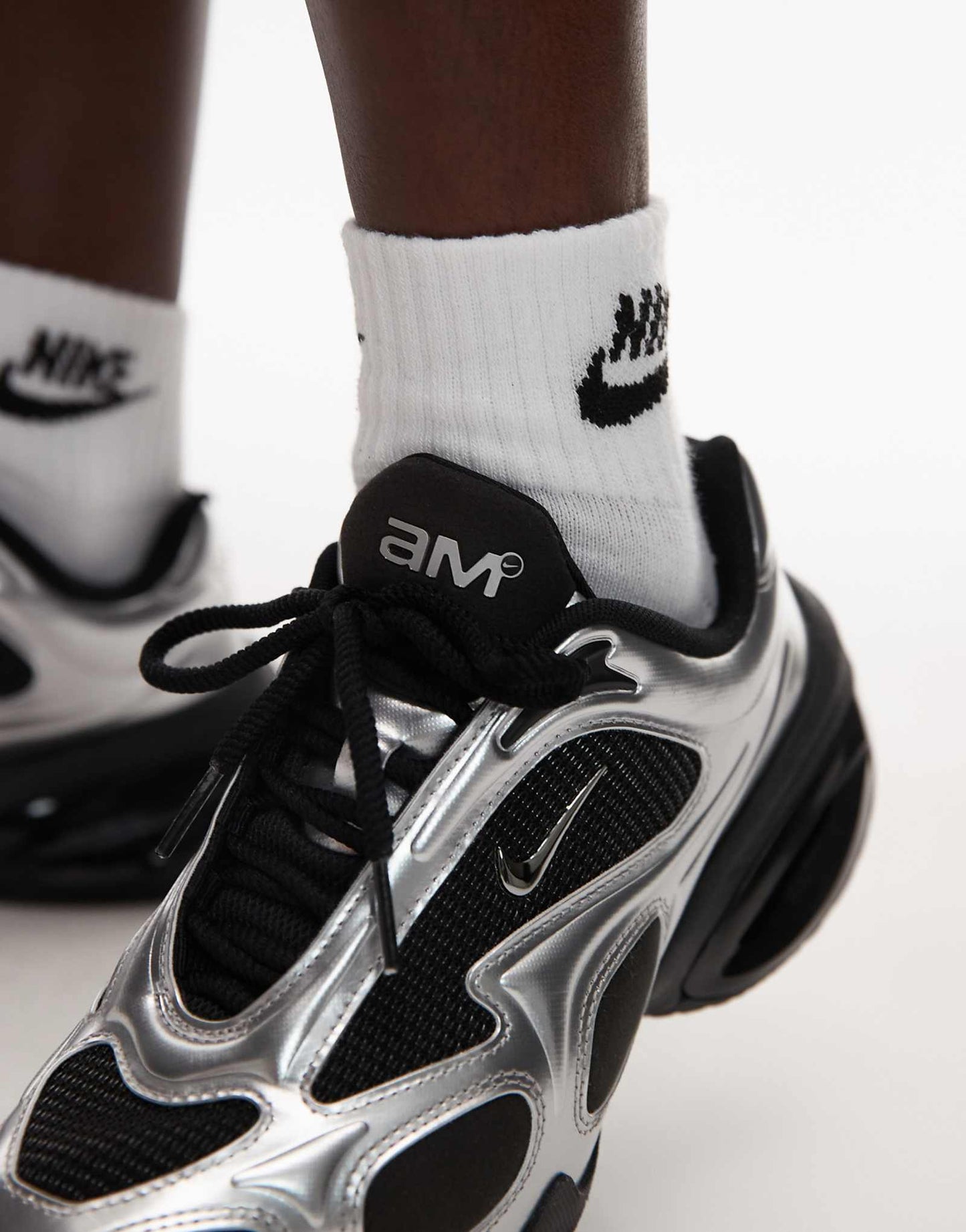 Nike Air Max Muse sneakers in black and metallic silver - ảnh 4
