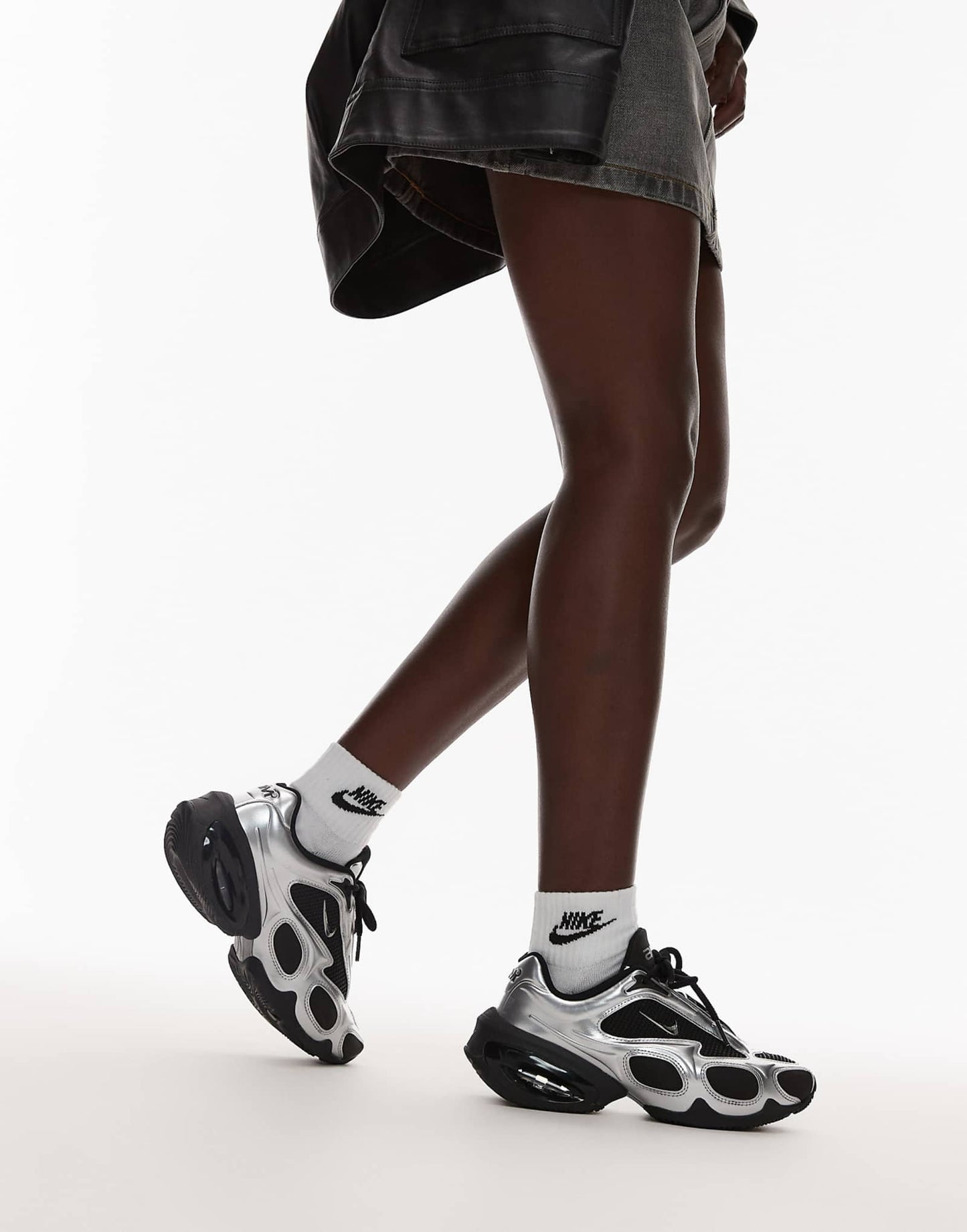 Nike Air Max Muse sneakers in black and metallic silver - ảnh 5