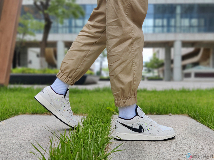 Giày Nike Air Jordan 1 Low SE GS 'Paint Splatter' DH3295-100 - Ảnh 2