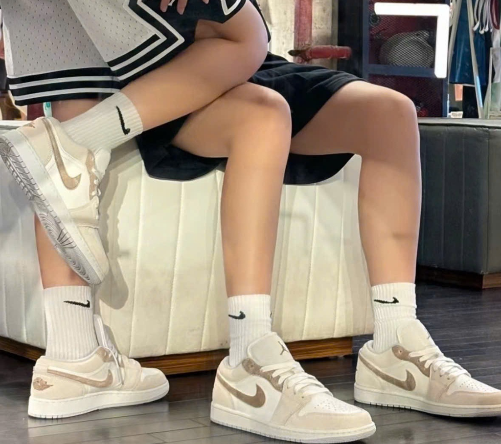 Giày Nike Air Jordan 1 Low ‘Light Bone’ HF1567-200 - Ảnh 2