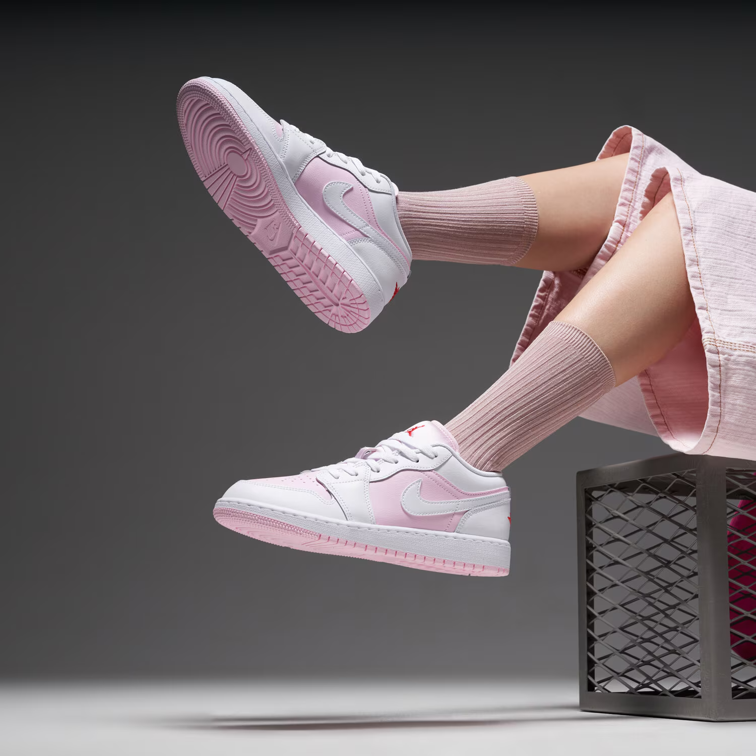 Giày Nike Air Jordan 1 Low ‘Pink Foam White’ 553560-608 - Ảnh 2