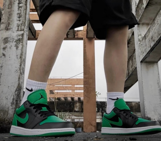 Giày Nike Air Jordan 1 Low GS 'Lucky Green' 553560-065 - Ảnh 2