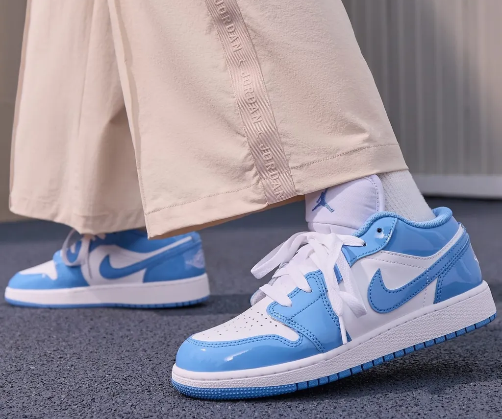 Giày Nike Air Jordan 1 Low SE GS ‘Legend Blue Patent’ FZ3929-114 - Ảnh 2