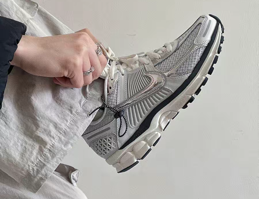 Giày Nike Air Zoom Vomero 5 ‘Photon Dust Metallic Silver’ FD0884-025 - ảnh 3 | 23TRK