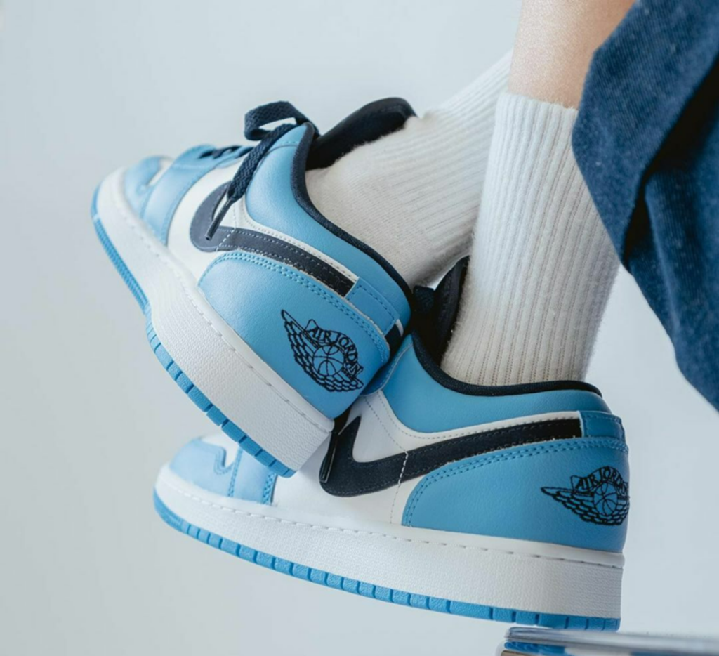 Giày Nike Air Jordan 1 Low GS 'UNC' 553560-144 - Ảnh 4