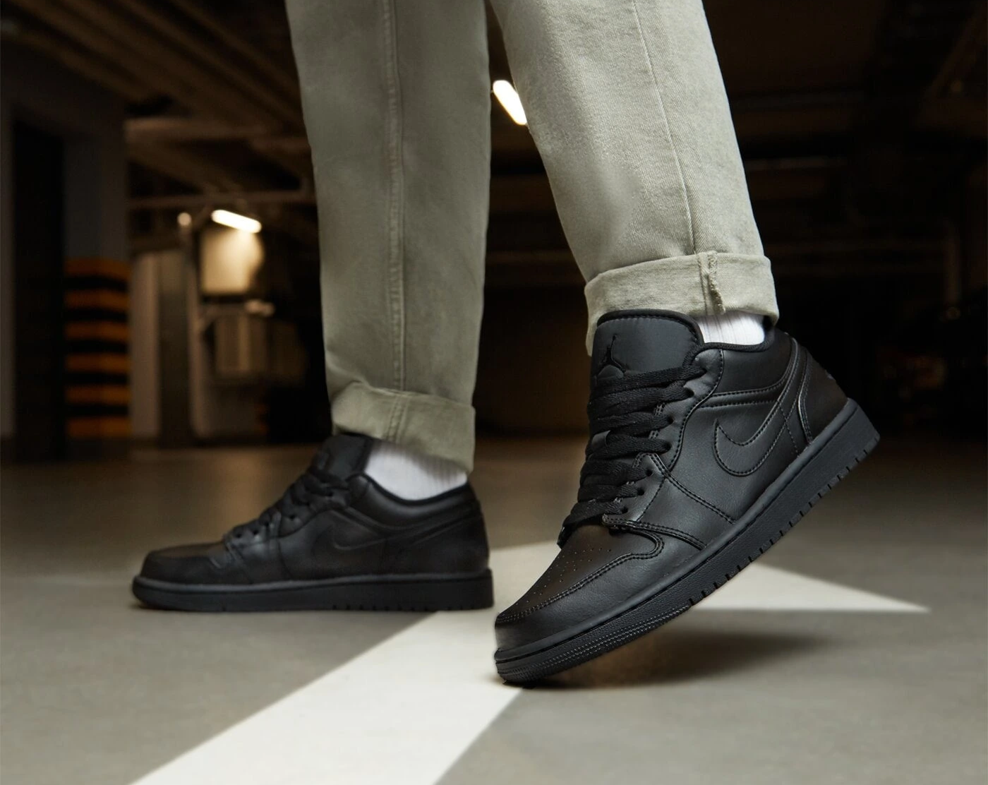 Giày Nike Air Jordan 1 Low 2022 'Triple Black' 553558-093 - Ảnh 3