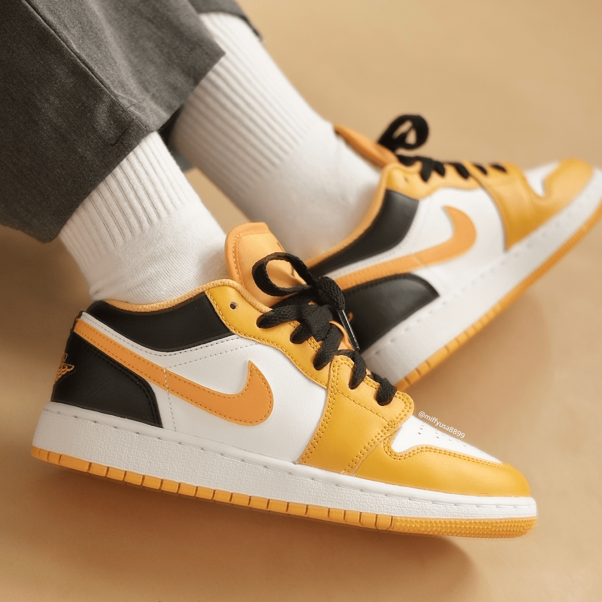 Giày Nike Air Jordan 1 Low 'Taxi' 553560-701 - Ảnh 2