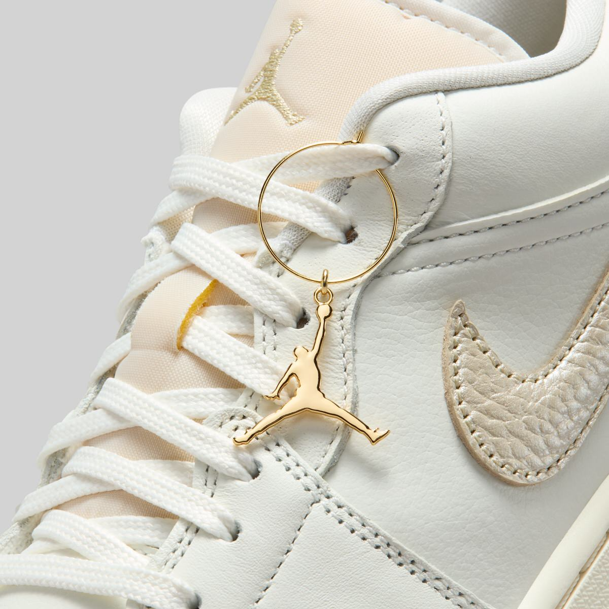Giày Nike Jordan 1 Low SE 'Metallic Team Gold' HV5157-100 - Ảnh 4
