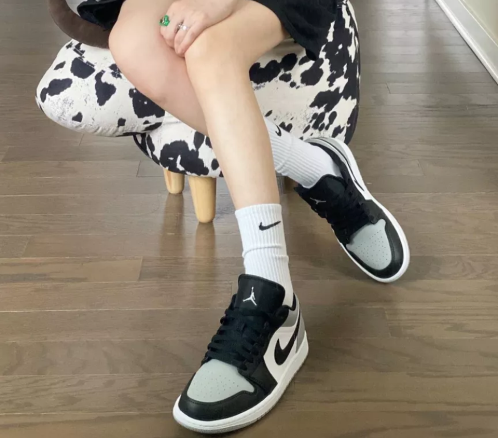 Giày Nike Air Jordan 1 Low GS 'Light Smoke Grey' 553560-052 - Ảnh 2