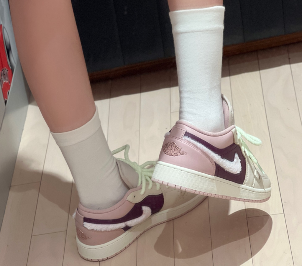 Giày Nike Air Jordan 1 Low SE GS ‘Fur Swoosh’ FZ3928-200 - Ảnh 2