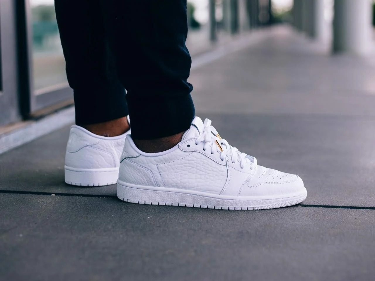 Giày Nike Air Jordan 1 Low 'Triple White' 553558-126 - Ảnh 4
