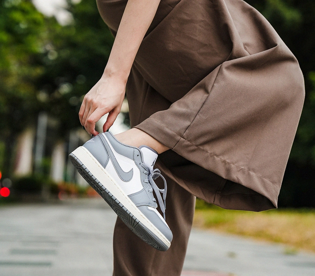 Giày Nike Air Jordan 1 Low (GS) 'Vintage Grey' 553560-053 - Ảnh 3